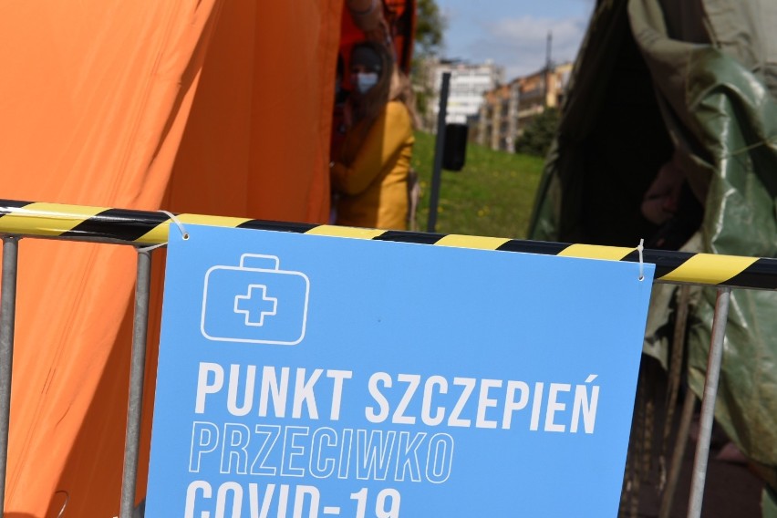 Masowe szczepienia przeciw COVID-19 w Toruniu. Przed...