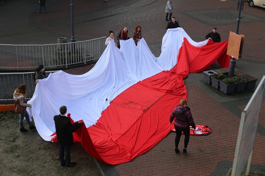 WOŚP 2014: Ogromne serce uszyte z flagi Polski powieszą w Chorzowie [ZDJĘCIA]