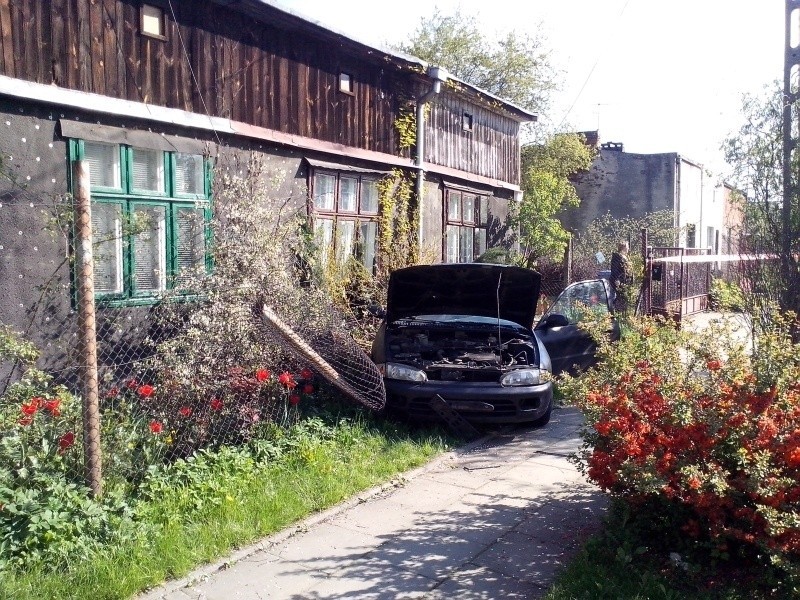 Auto wjechało w dom przy ul. Komorniki! Kierowca i pasażer uciekli [FILM, zdjęcia]