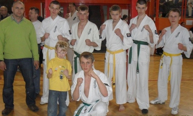 Zawodnicy Buskiego Klubu Karate &#8211; na zdjęciu z trenerem Robertem Hornikiem &#8211; walczyli z sukcesami na turnieju w Sandomierzu.  