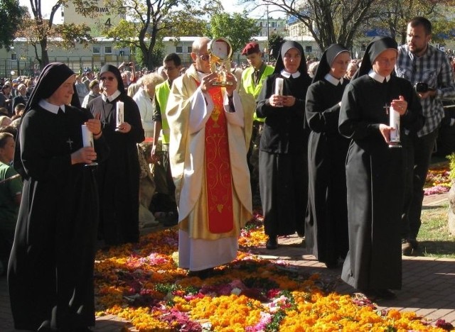 Październikowe uroczystości przeniesienia cudownej hostii do kościelnej kaplicy ściągnęły do Sokółki tłumy pielgrzymów i dziennikarzy.