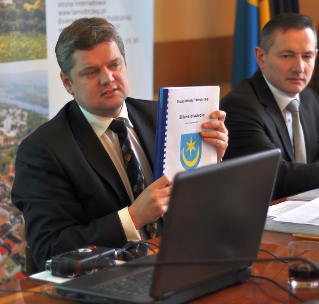 "Raport otwarcia" to dokument przedstawiający kondycję finansową tarnobrzeskiego samorządu. Na zdjęciu: Norbert Mastalerz, prezydent Tarnobrzega, wyjaśniający najważniejsze zagadnienia "Raportu".