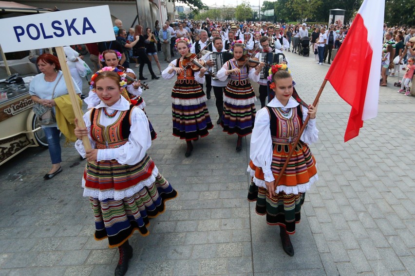 Międzynarodowe Spotkania Folklorystyczne w Lublinie. Barwna parada przeszła przez centrum miasta. Zobacz zdjęcia i wideo