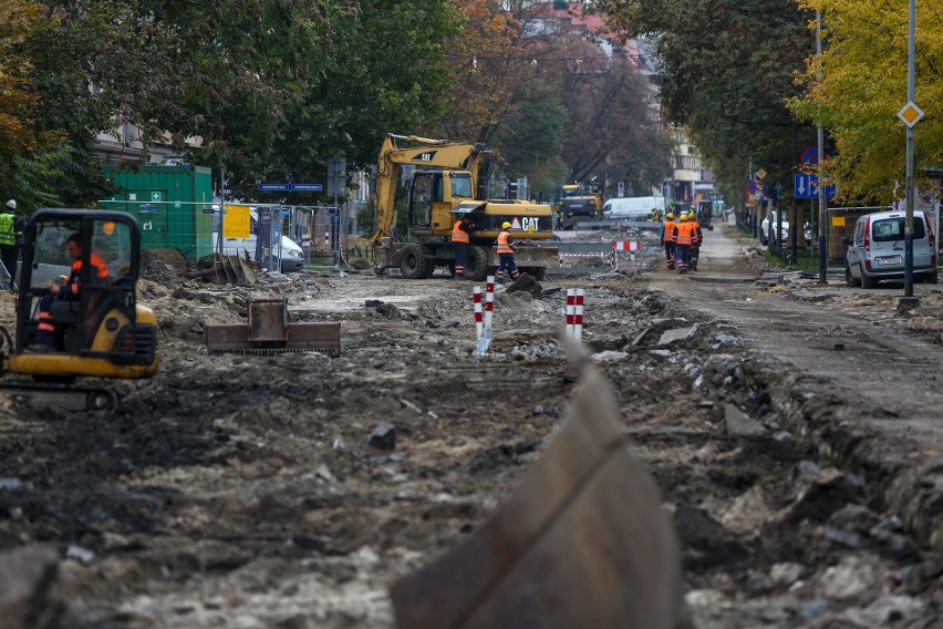 Na remontowanej ul. Królewskiej zrywają kostkę. Mieszkańcy: ależ ona jest cenna i zabytkowa!