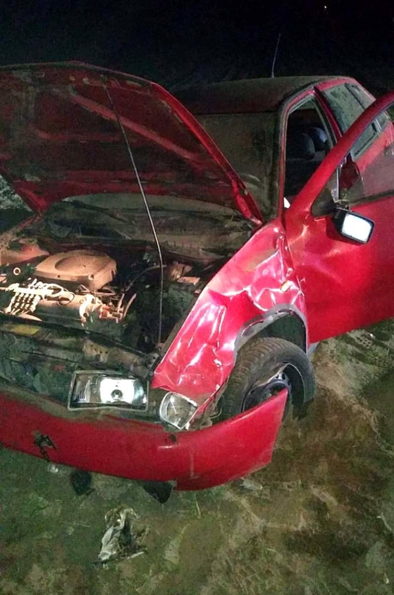 Pijany kierowca stracił panowanie nad autem i dachował na polu [zdjęcia]