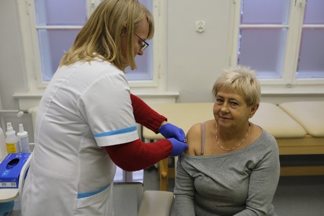 Z bezpłatnych szczepień przeciw pneumokokom mogą skorzystać osoby powyżej 65. roku życia. Szczepienia realizowane są m.in. w Toruniu