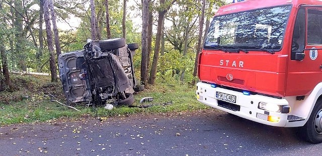 Do wypadku doszło w poniedziałek, 7 października, na drodze ze Skwierzyny do Świniar. Renault wypadło z drogi i przewróciło się na bok.Na miejsce wypadku przyjechały wozy OSP Skwierzyna oraz jednostka zawodowych strażaków z Międzyrzecza. Kobieta kierująca renault wpadła w poślizg i straciła panowanie nad pojazdem. Samochód wypadł z drogi i przewrócił się na poboczu Strażacy udzielili kobiecie pierwszej pomocy. Potem postawili pojazd na koła. Poszkodowaną zajęła się ekipa karetki pogotowia ratunkowego.Zobacz wideo: Jak udzielać pierwszej pomocy ofiarom wypadkówCzytaj także: Korytarz życia na drodze. Jak go utworzyć? Wystarczy przestrzegać kilku zasad!Zobacz wideo: Jak się zachować, kiedy jesteśmy świadkami wypadku?Wideo:Dzień Dobry TVN