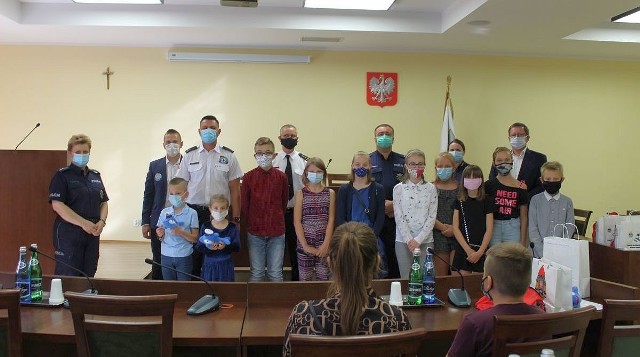 Laureaci i przedstawiciele organizatorów konkursu  "Nie(bezpieczna) woda" podczas spotkania w Urzędzie Miejskim w Kruszwicy