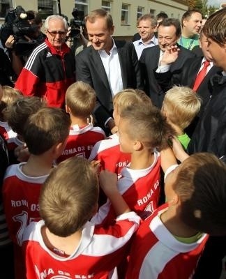Premier Donald Tusk rozmawia z młodymi piłkarzami z zespołu Rona 03 Ełk, którzy odwiedzili go kiedyś w Kancelarii Premiera. Fot. PAP/Radek Pietruszka