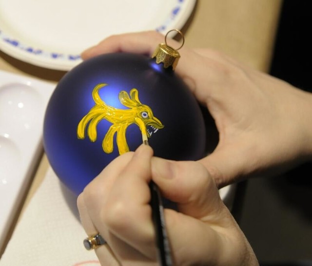 W niedziele (30 listopada) świąteczne bombki zdobilo w galerii "Aneks" kilkunastu opolskich artystów