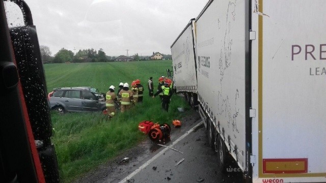 Tragiczny wypadek pod Pabianicami. W zderzeniu z ciężarówką zginął kierowca citroena