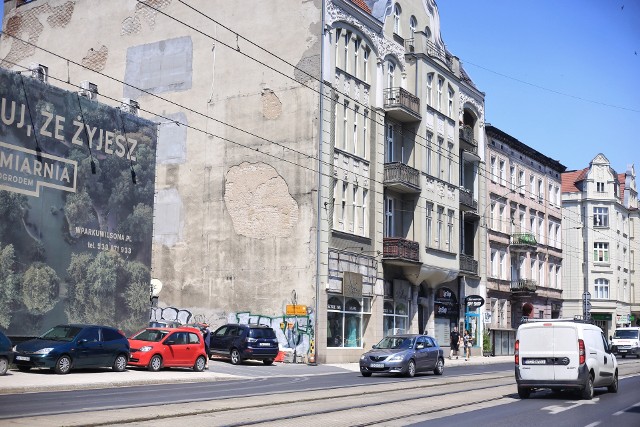 Po billboardach często na elewacjach budynków pozostają brudne ślady, które nie są czyszczone przez usuwających billboardy.