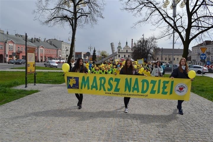 Uczestnicy ubrani byli w kolorowe elementy. Dominowały...