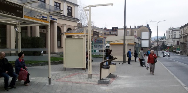 Tablica znajdzie się między nowymi wiatami. Maszt na nią czeka