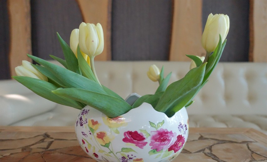 Wielkanocna dekoracja ze świeżych tulipanów...
