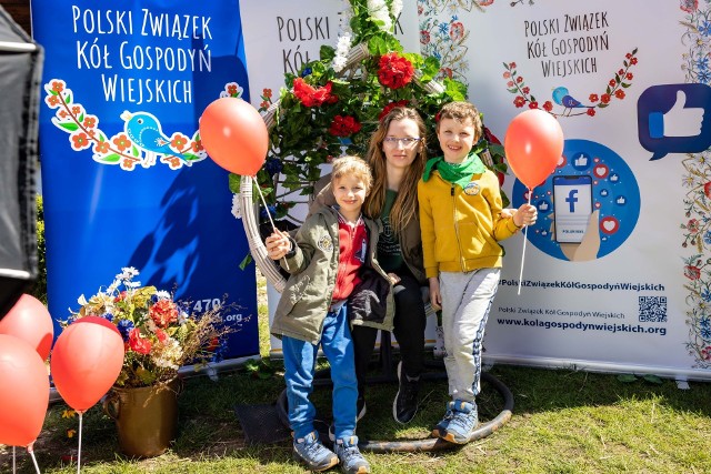 Konkurs fotograficzny na stoisku Polskiego Związku Kół Gospodyń Wiejskich podczas Świętokrzyskiego Festiwalu Smaków w Tokarni. Zobaczcie zdjęcia z poniedziałku, 1 maja.