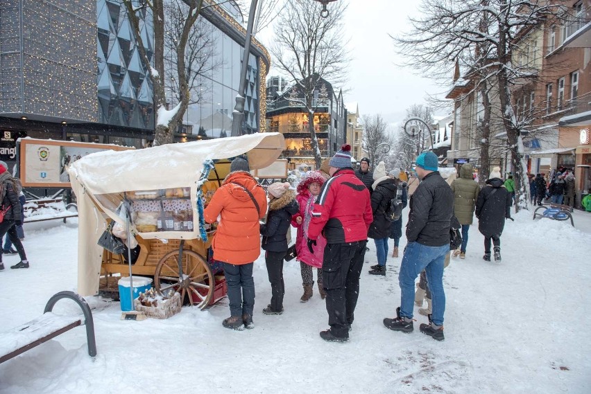 Zakopane przed sylwestrem. Śnieg, tłumy, korki i brak wody [ZDJĘCIA]