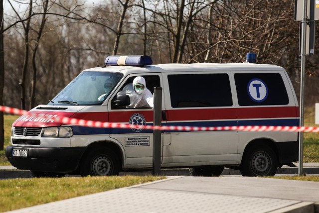 W polskich szpitalach obecnie hospitalizowanych jest 690 zakażonych. 103 osoby wymagają leczenia pod respiratorem.