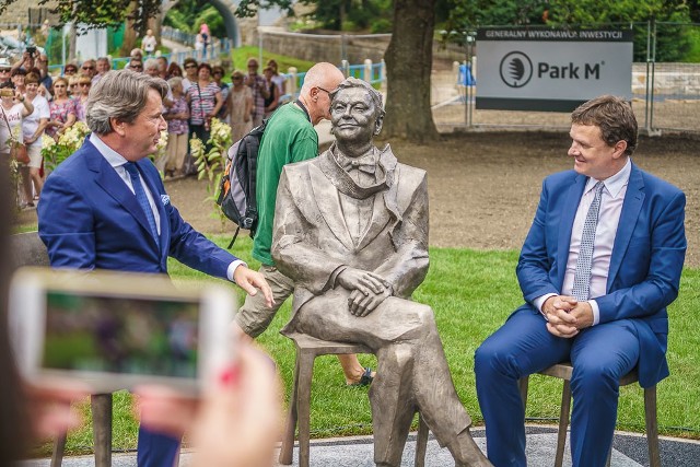 Pomnik stanął w pobliżu krynickiego pensjonatu „Wisła”.