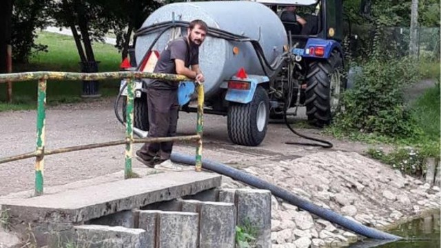 W lipcu tego roku mieszkańcy Umultowa kilkukrotnie zaobserwowali wypompowywanie wody ze Stawów Moraskich przy Wydziale Fizyki UAM. Istnieje podejrzenie, że ktoś pobierał wodę nielegalnie, nie posiadając pozwolenia wodnoprawnego. Przyrodnicy jednak apelują, by w czasie wszechobecnej suszy takich pozwoleń w ogóle nie wydawać. - Stawy Moraskie to siedlisko lęgowe wielu chronionych gatunków ptaków - mówi Tomasz Knioła z Klubu Przyrodników Koło Poznańskie.