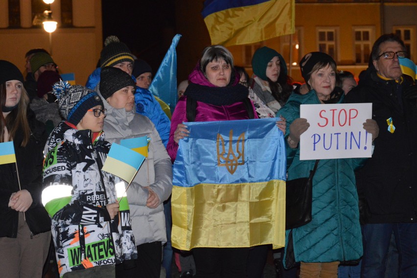 Bytów sercem z Ukrainą. Protest przeciw wojnie na rynku (ZDJĘCIA)