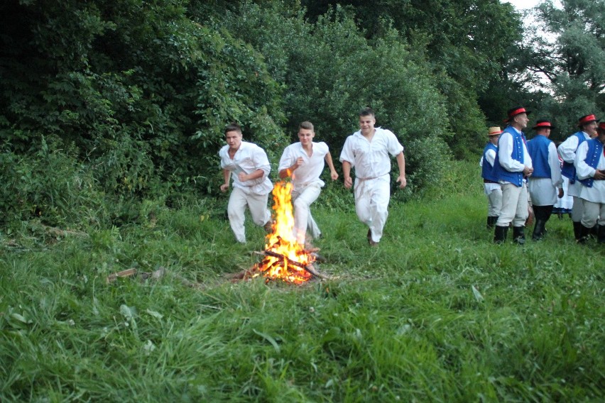 Wiły wianki i wrzucały je do falującej wody...