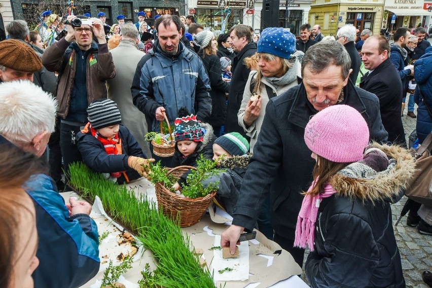 Biskup Tyrawa poświęcił pokarmy. Bydgoska Święconka 2016 na Starym Rynku