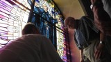 Zabytkowy witraż w kościele w Oświęcimiu po konserwacji zajaśniał pełnym blaskiem [ZDJĘCIA]