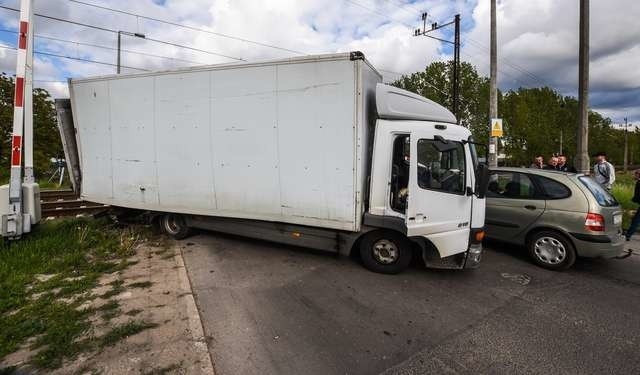 wypadek Witebska Przemysłowa pociąg ciężarówkawypadek Witebska Przemysłowa pociąg ciężarówka