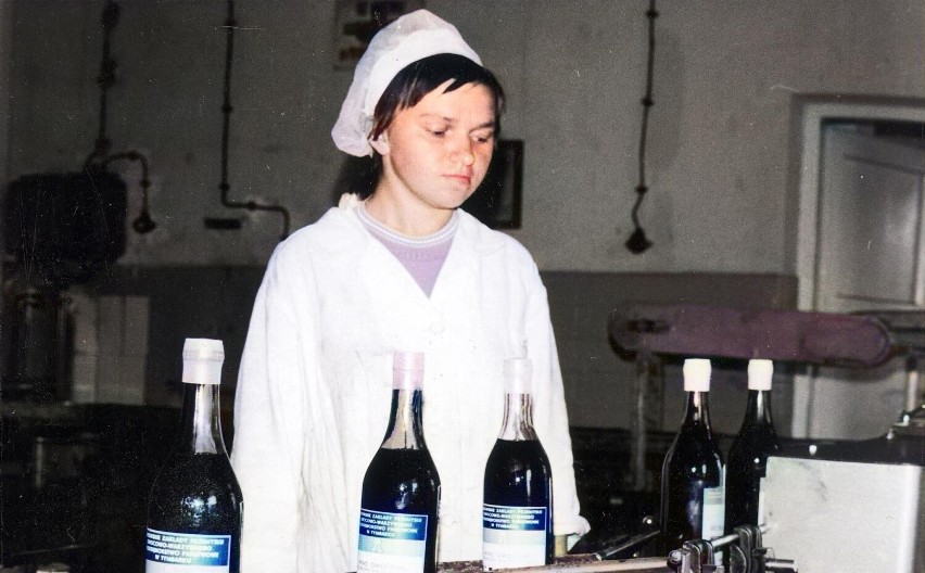 Kobieta przy linii produkcyjnej do produkcji wina. Lata 1969...