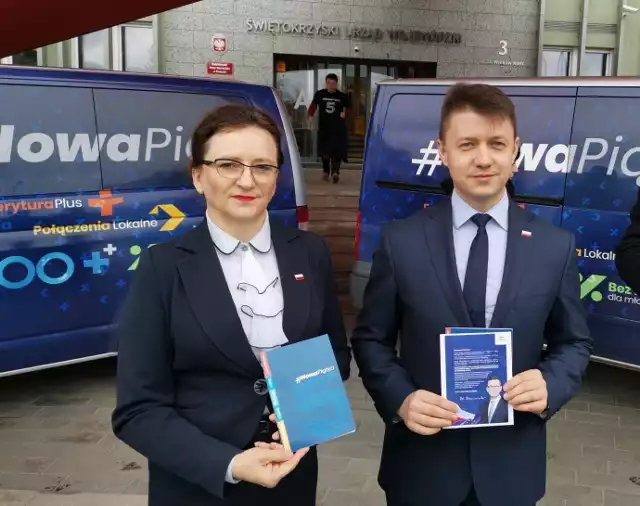 Wojewoda świętokrzyski Agata Wojtyszek i wicewojewoda Bartłomiej Dorywalski promują program #NowaPiątka