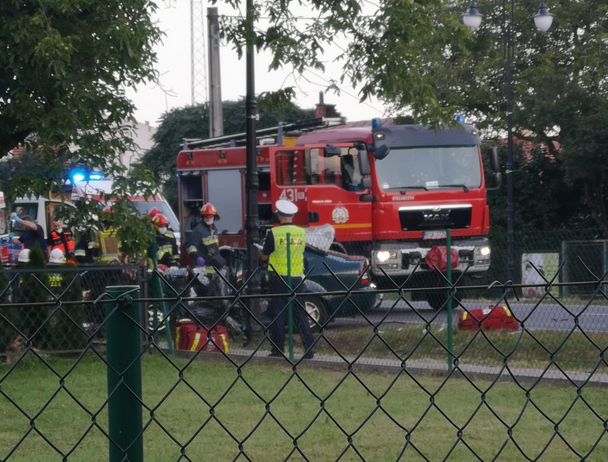 Wypadek w Szówsku koło Jarosławia. Skoda wypadła z drogi, strażacy musieli rozciąć auto, cztery osoby zostały ranne [ZDJĘCIA INTERNAUTY]