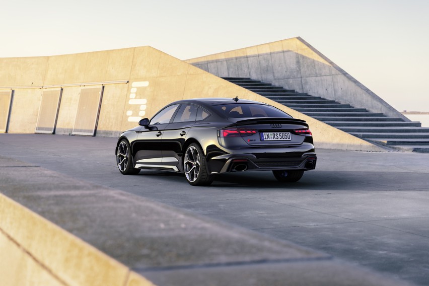 Audi RS 4 Avant z pakietem Competition Plus rozpędza się od...