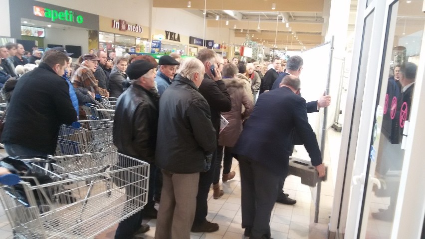 Otwarcie Auchan w Rybniku. Tłumy klientów czekały na ten...