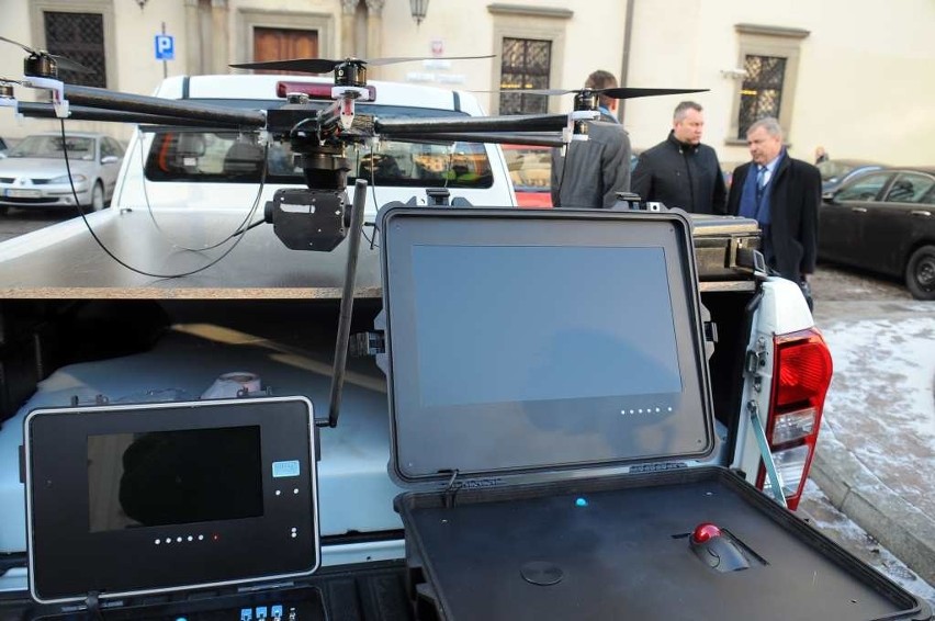 Przed krakowskim magistratem firma zaprezentowała drony