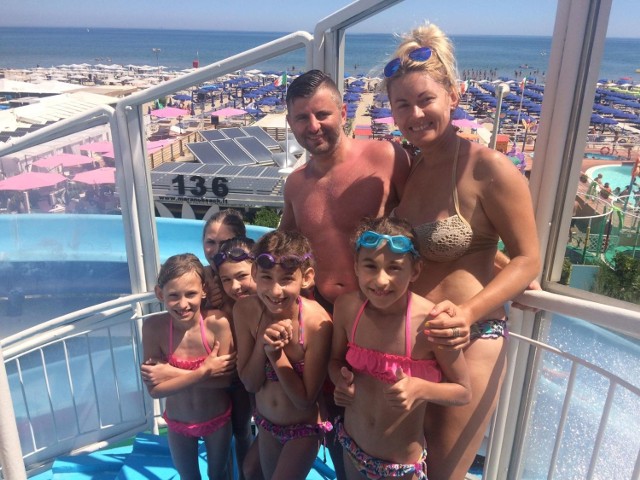 Kieleckie pięcioraczki wypoczywają w słonecznych Włoszech razem ze swoimi rodzicami: Pauliną i Piotrem Szymkiewicz