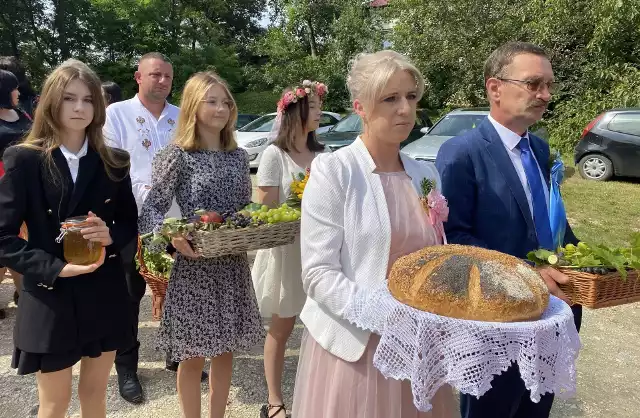 Funkcję starostów dożynek parafialnych pełnili: Katarzyna Jaskuła oraz sołtys Małoszowa Zbigniew Walczak.