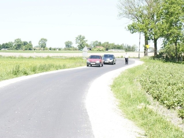 Kierowcy jeżdżą nowym, gładkim odcinkiem drogi