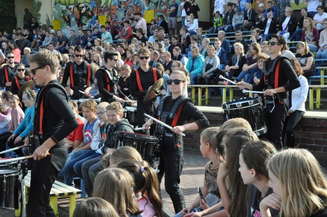 Belgijska perkusyjna orkiestra marszowa Drum Spirit wystąpiła w amfiteatrze w Oleśnie.