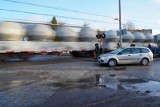 Gmina Charsznica. Czytelnicy alarmują: automatyczne rogatki na przdejeździe kolejowym nie działają prawidłowo. Może się skończyć tragedią