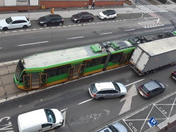 Ruch tramwajowy został wstrzymany na około 10 minut.