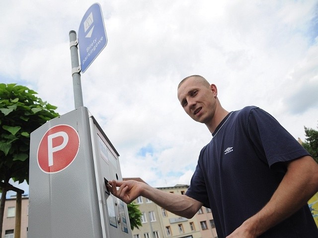 Marek Szyndzielorz cieszy się, że soboty będą bezpłatne. &#8211; Mam nadzieję, że nowy zarządca poprawi też działanie parkomatów, które teraz często się zacinają &#8211; ocenia opolanin.