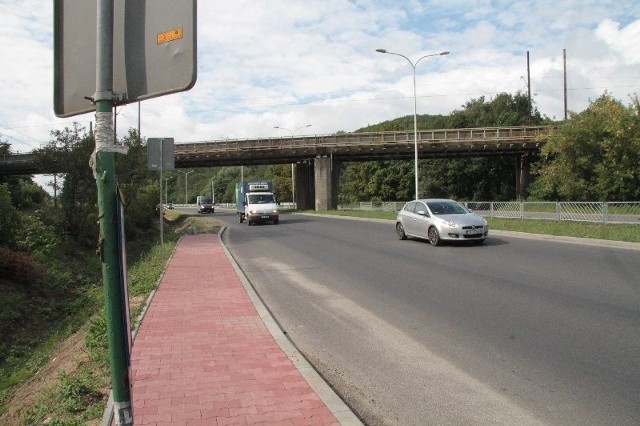 Mieszkańcy Zalesia w Kielcach, dla których ustawiono ten przystanek nie mogą do niego dotrzeć, ponieważ między jezdniami znajdują się metalowe płotki. A wyznaczonego przejścia w pobliżu nie ma.