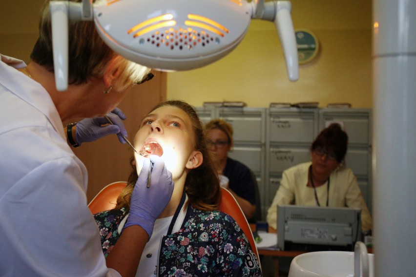 Dentyści sprawdzają zęby gimnazjalistów