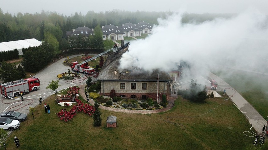 Pożar na terenie kompleksu Świętokrzyska Polana. Płonął dach...
