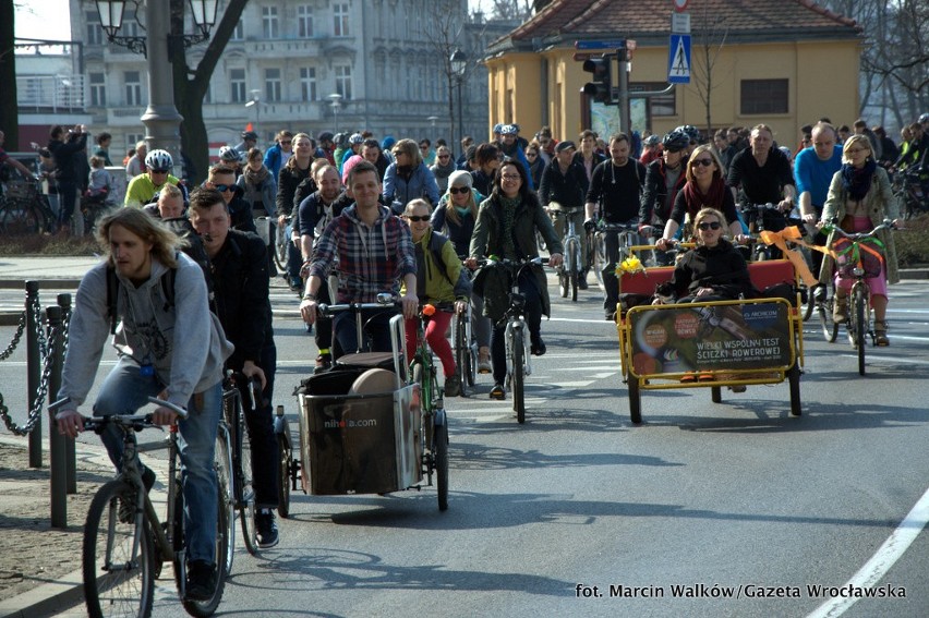 Wrocław: Rowerzyści przejechali przez miasto na powitanie wiosny (ZDJĘCIA)