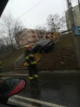 Groźnie wyglądające zdarzenie na ul. Podgórskiej w Toruniu. Ucierpiał samochód i barierki