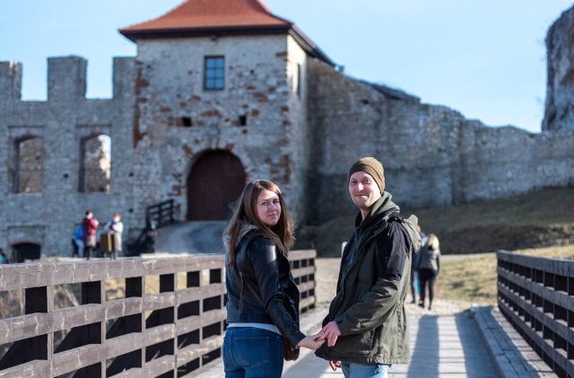 W słoneczną pogodę zamek w Rabsztynie jest oblegany przez turystów