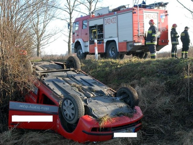 Kraksa pod Cigacicami. Skoda wpadła do rowu.