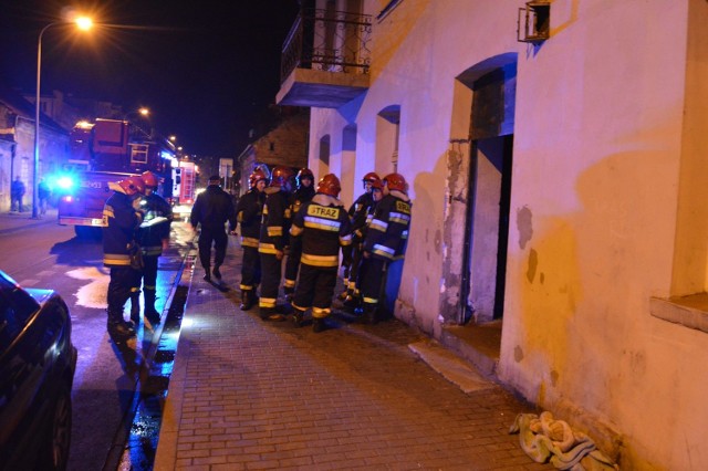 Dzisiaj około godziny 18 ogień pojawił się w mieszkaniu przy ulicy Chmielnej we Włocławku. Trzy osoby zostały ranne. Pogotowie musiało zaopiekować się między innymi jednym dzieckiem.Na razie nie wiadomo dlaczego pożar wybuchł w budynku. Na miejscu są trzy zastępy straży pożarnej. Na szczęście sytuację udało się opanować. 10 osób ewakuowało się z kamienicy przed przybyciem straży.